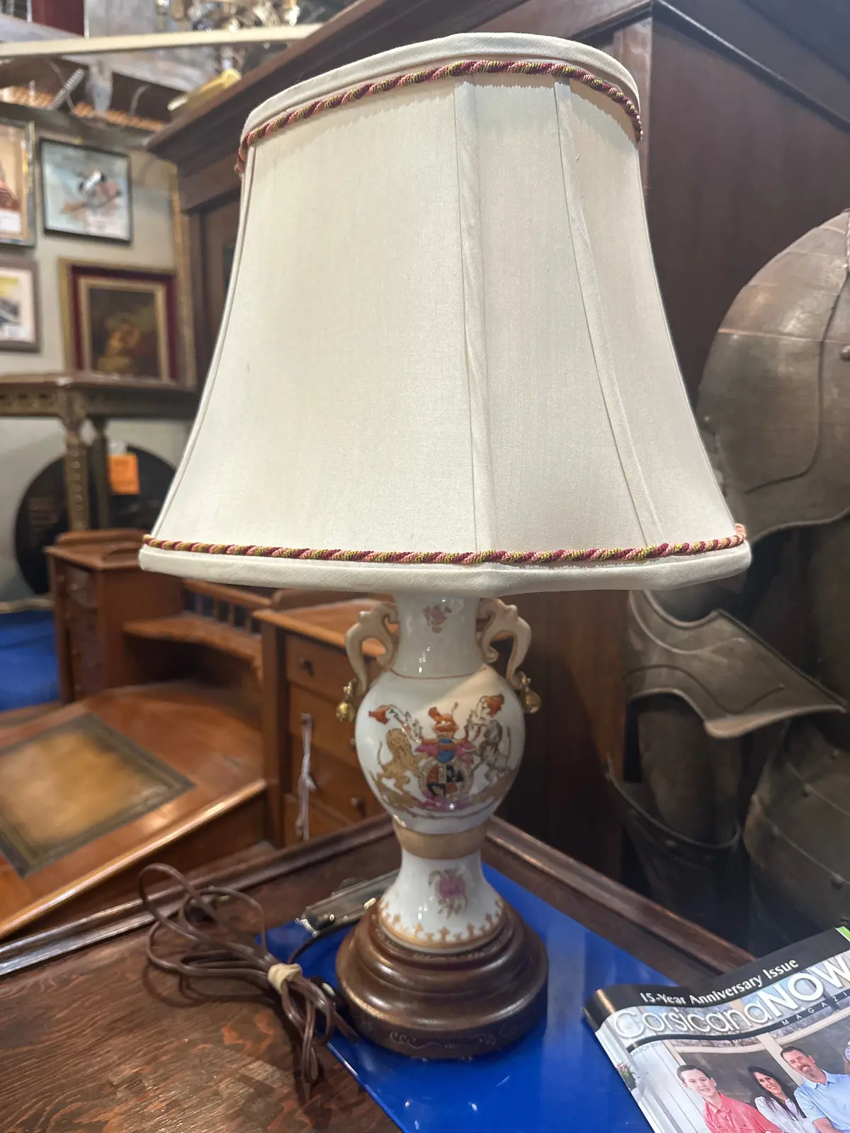 Vintage Lamp With British Crest 1