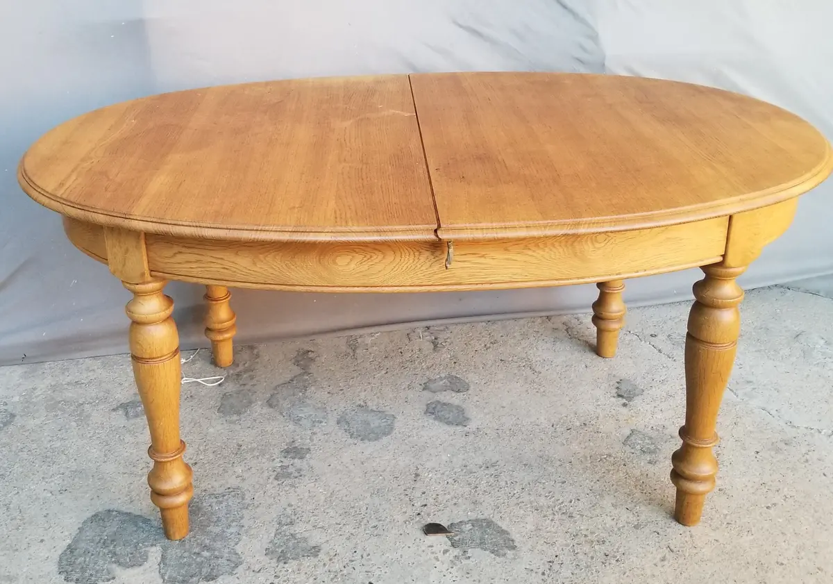 Oak Oval Dining Table With Turned Legs And Pop Up Leaf 1
