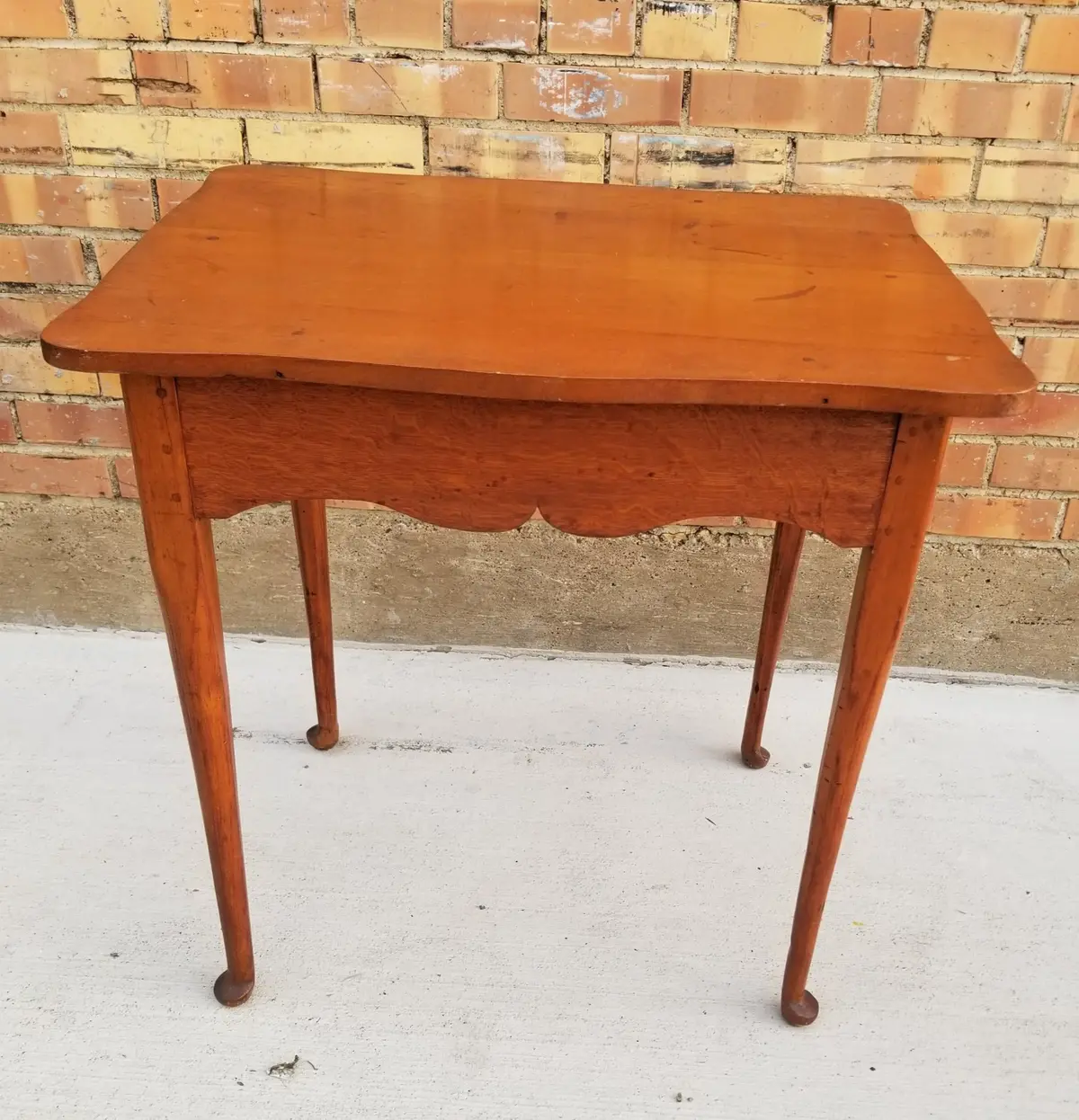 Serpentine Top Pegged Oak Stand With Queen Anne Legs 1
