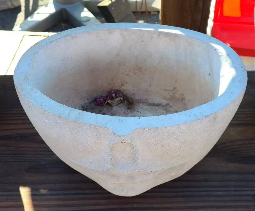 Small Lips Concrete Planter 1