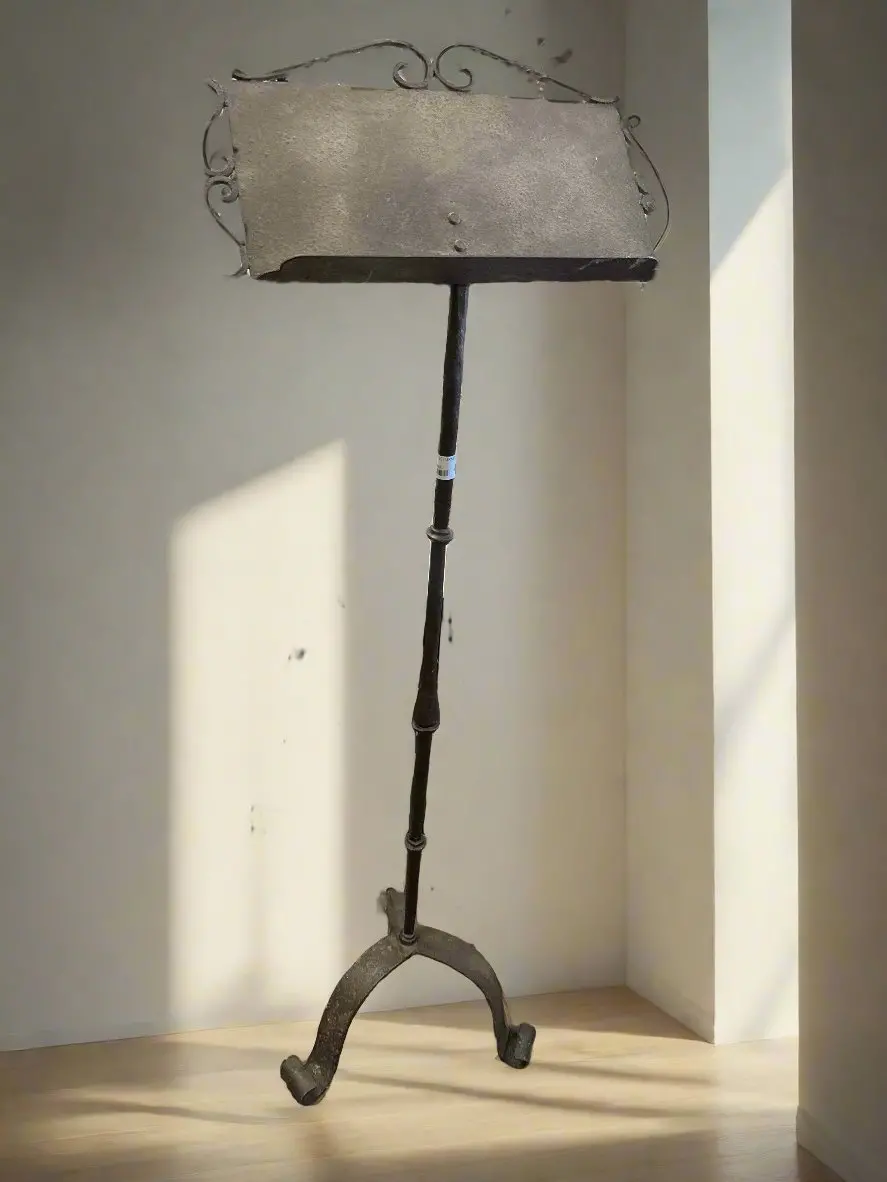 Iron Lecturne With 3 Feet 1