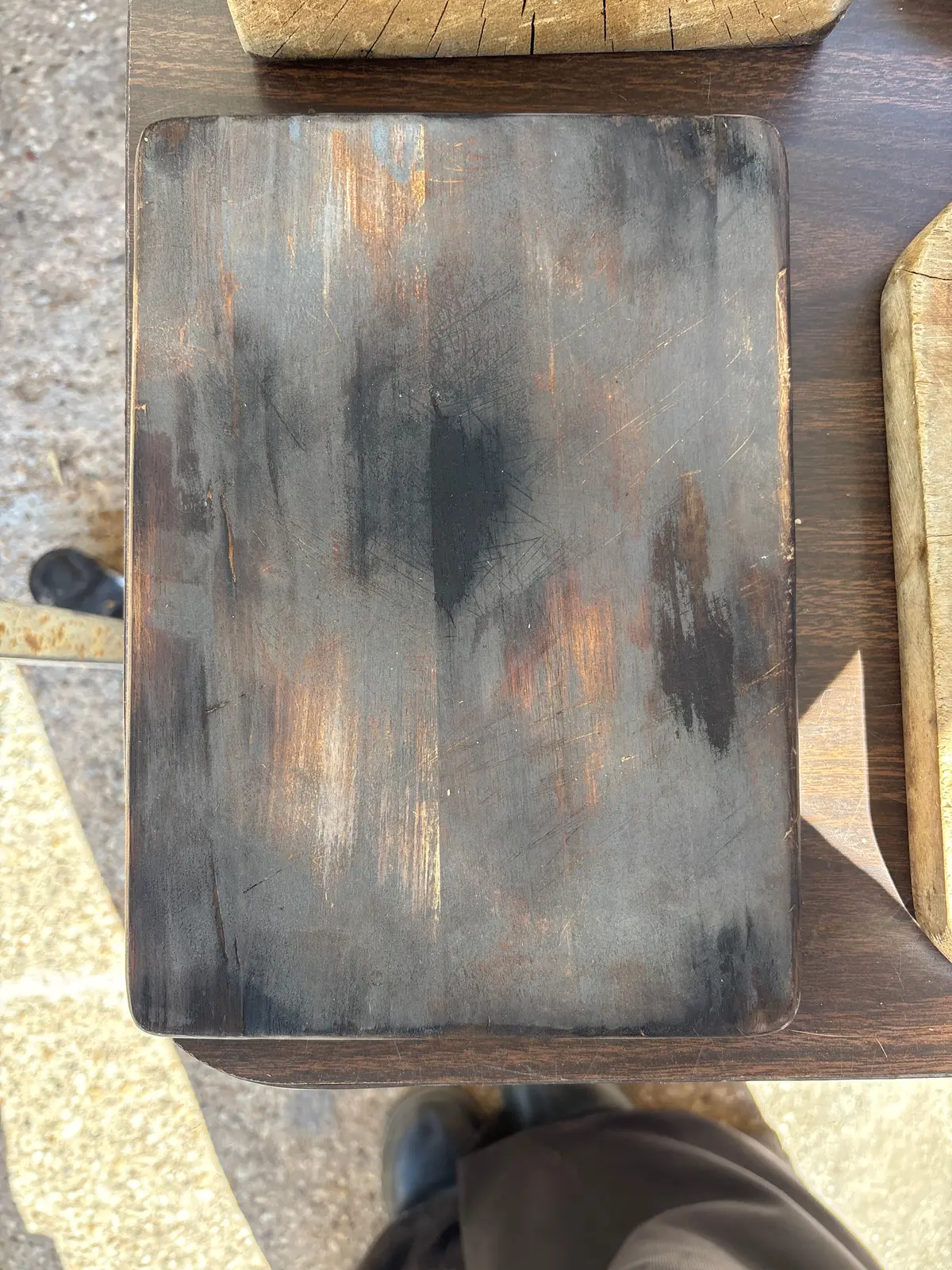 Small Pine Wood Cutting Board With Rubber Feet 1