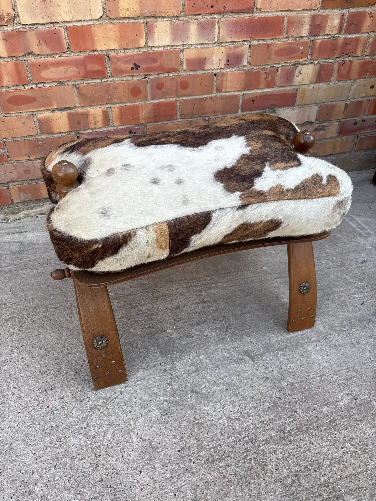 Camel Saddle With White And Brown Hide Cushion 1