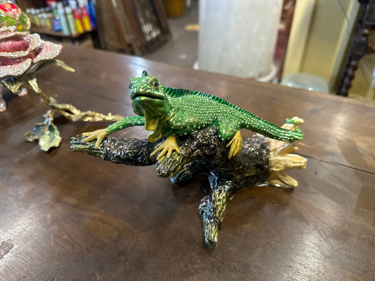 Nedium Green Jeweled Bronze Iguana Box 1