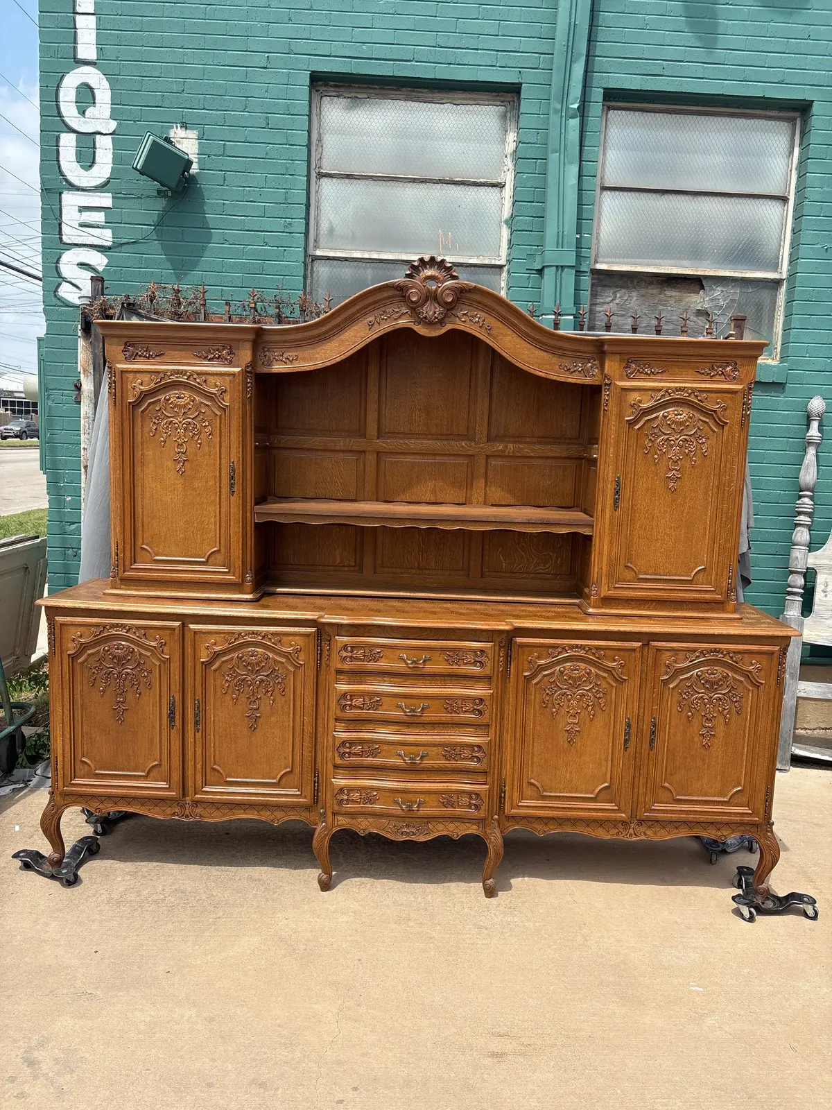 Large Louis Xv Light Oak Vaisselier 1