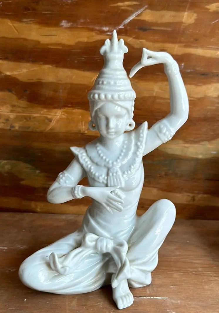 Blanc De Chen Sitting Lady 1