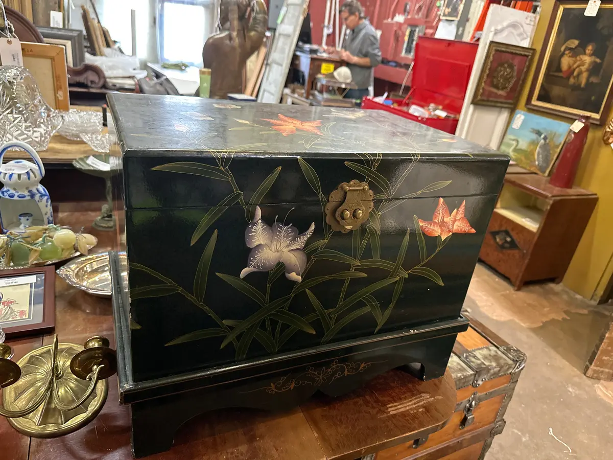 Small Lacquer Trunk On Base 1