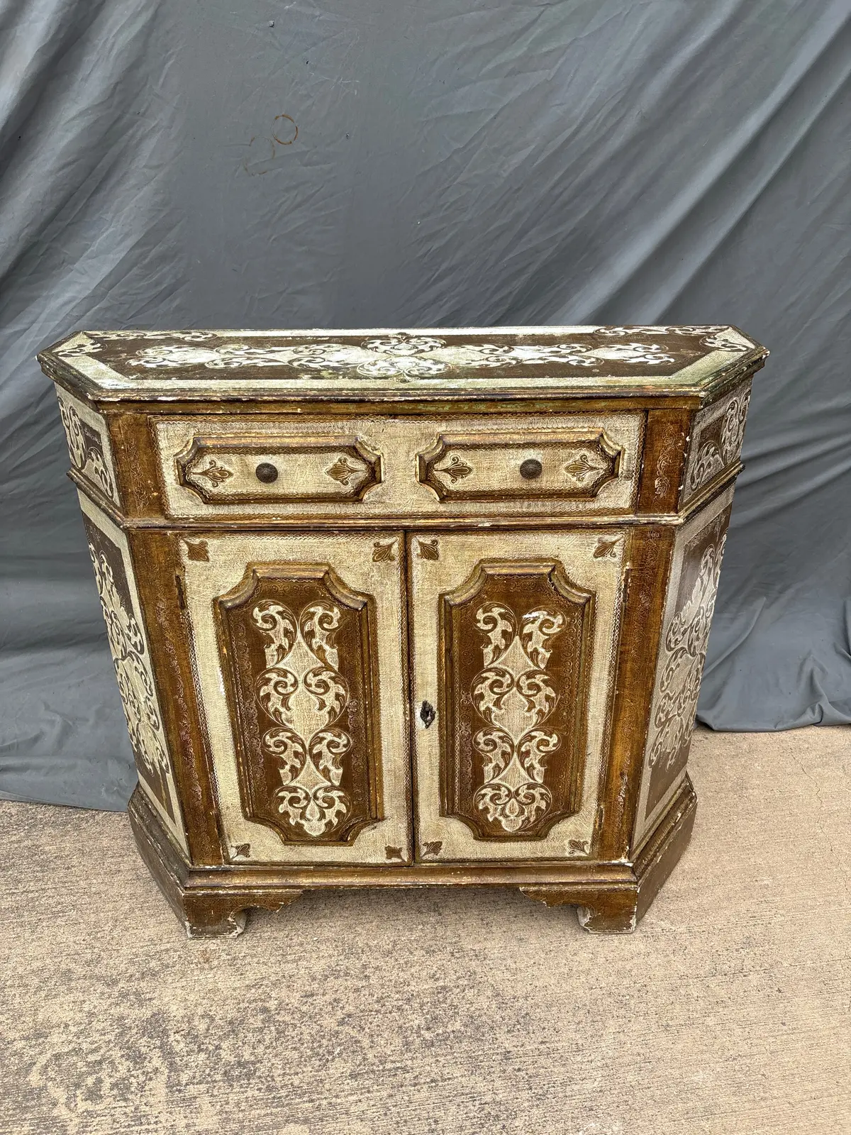 Gold Florentine Console Cabinet 1