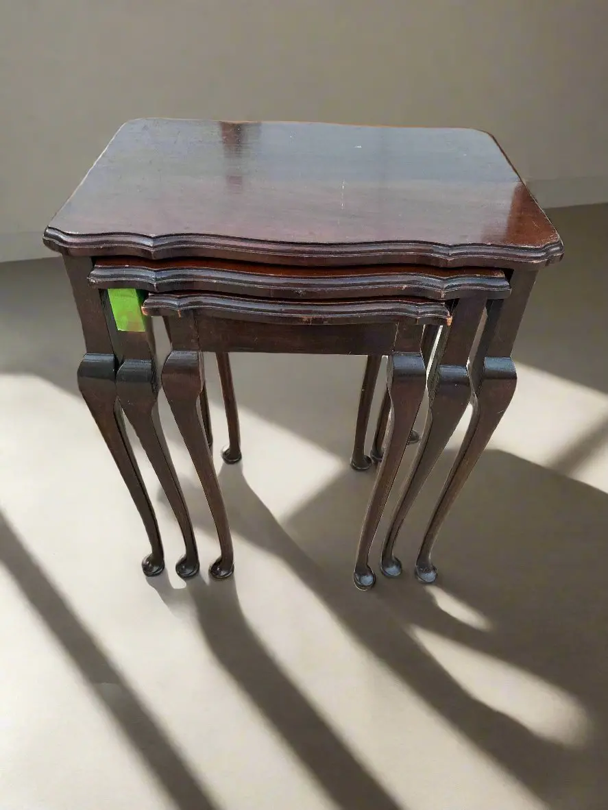 Set Of 3 Queen Anne Mahogany Nesting Tables 1
