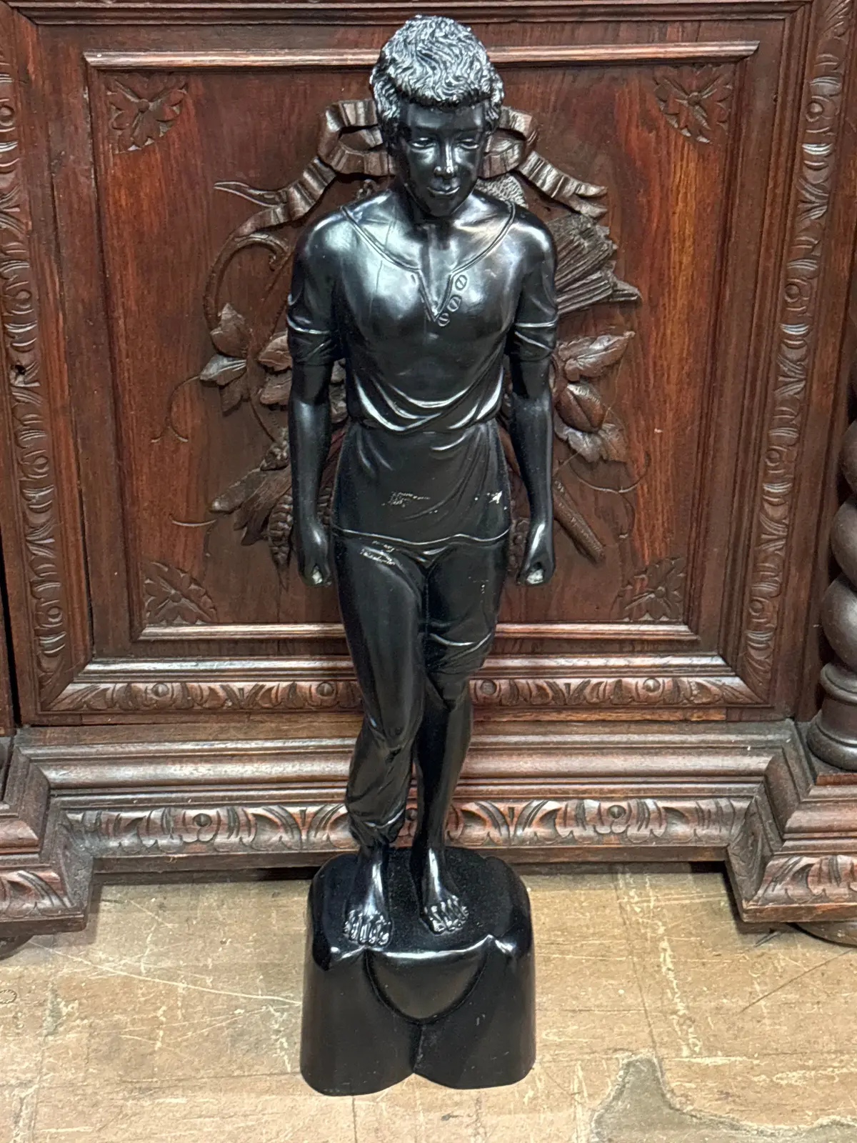 Medium Colonial Exotic Hard Wood Young Male 1
