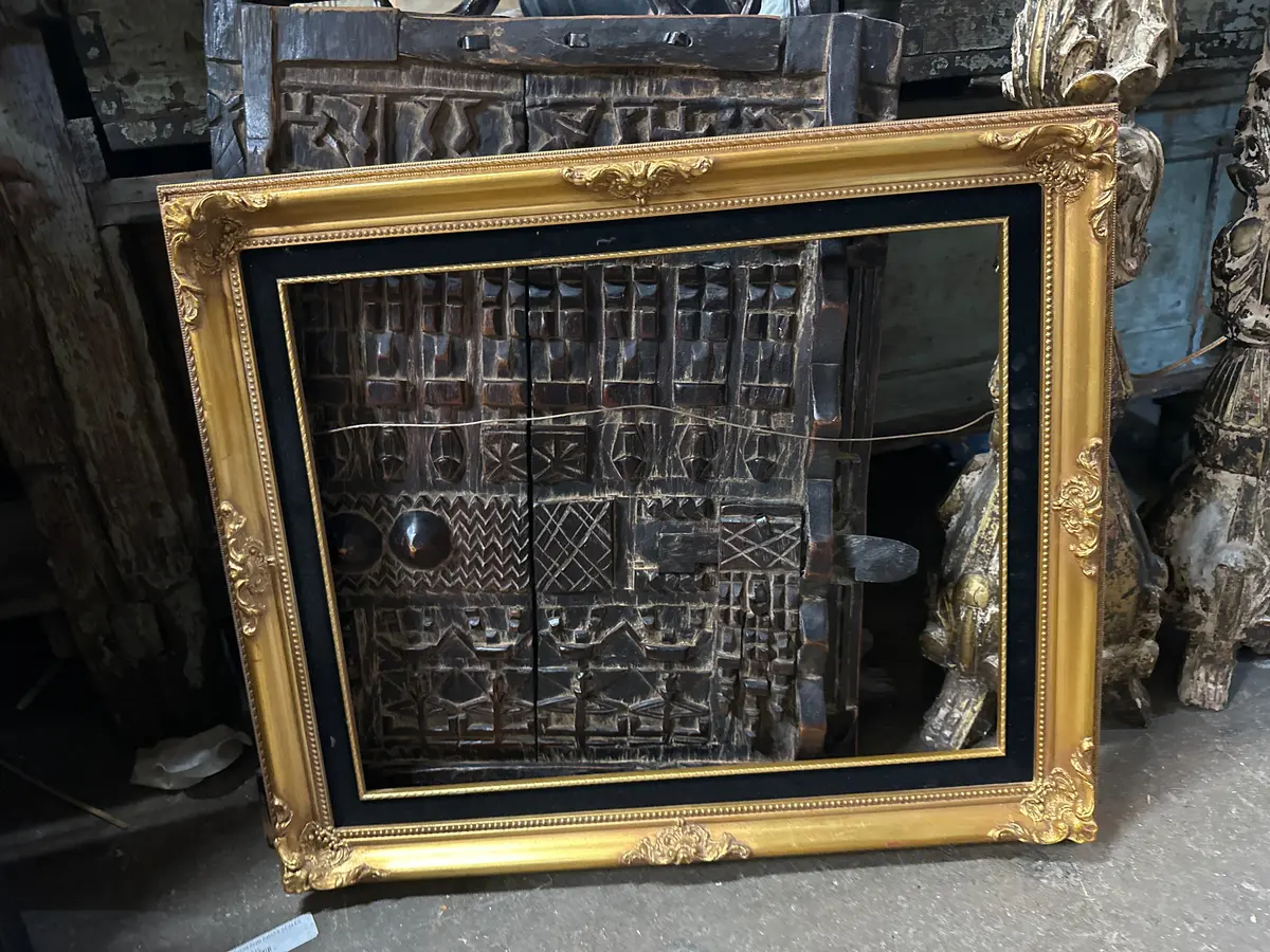 Ornate Gold Frame With Velvet Filet 1