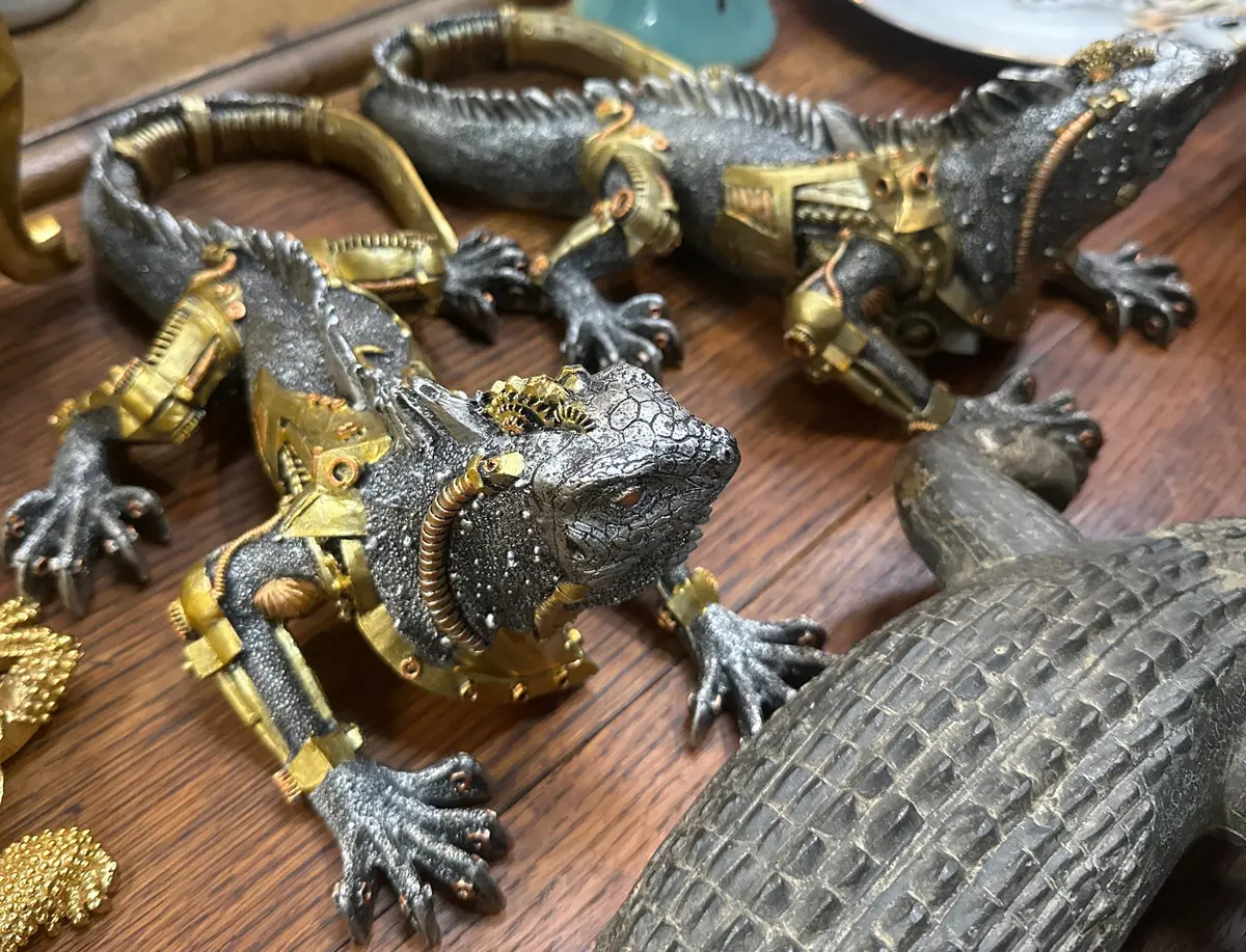 Pair Of Silver And Gold Wall Hanging Iguanas 1