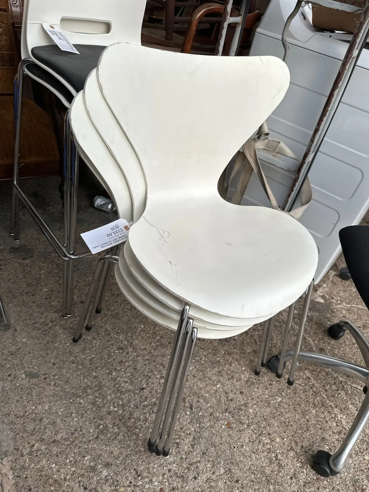 Set Of 4 Knoll White And Chrome Arne Jacobson Chairs 1