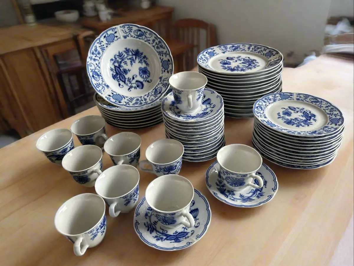 31 Pieces Of Blue Onion Dinnerware Wih Plate, Cup And Bowl 1