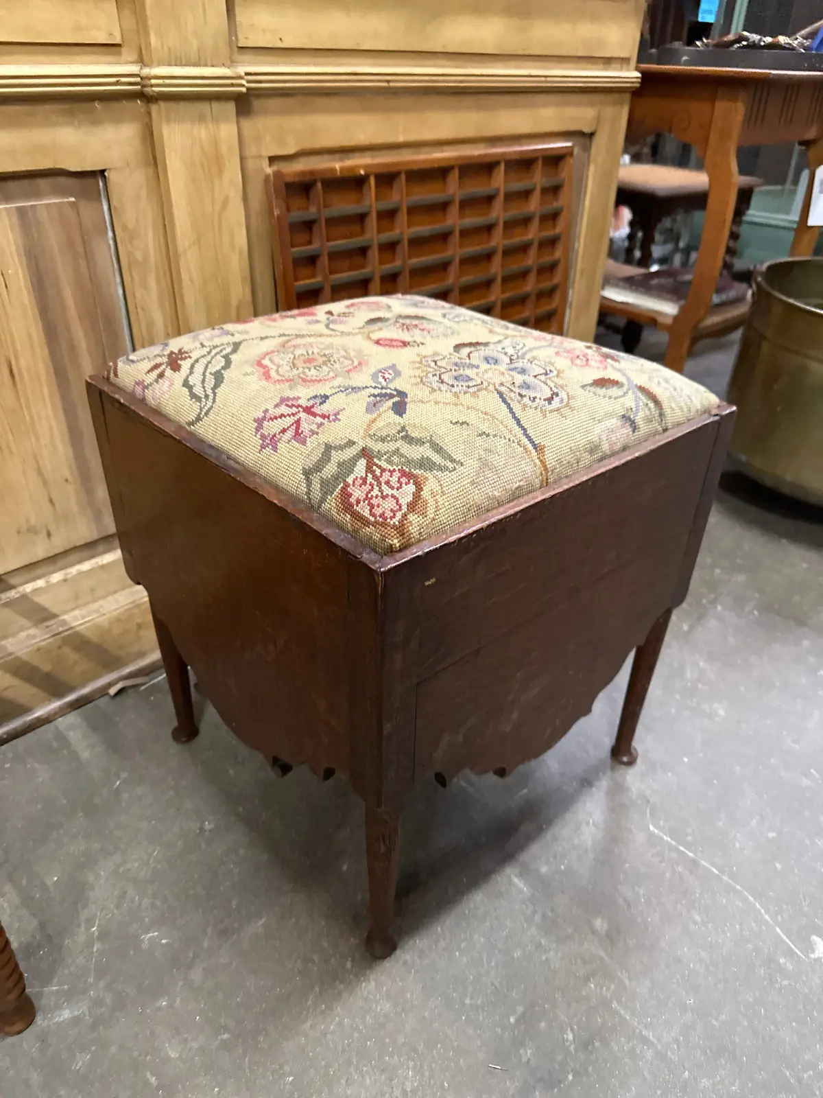 Early Oak Queen And Stool With Storage 1