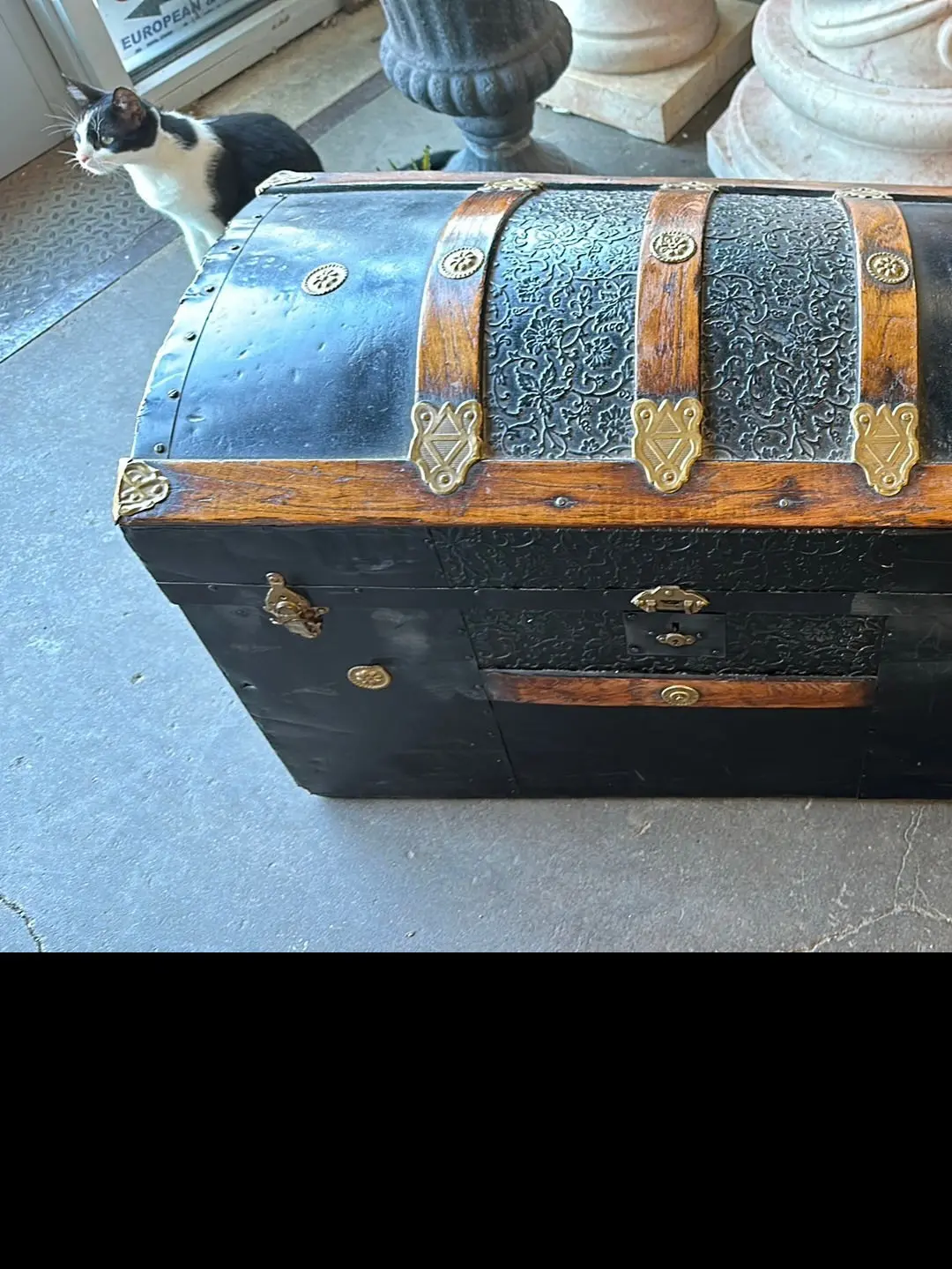 Dome Top Black And Wood Steamer Trunk With Inner Tray 1