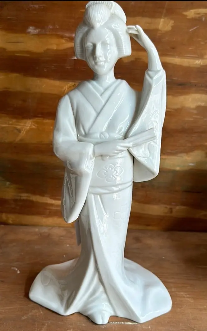 Quan Yen Blanc De Chen Lady Porcelain 1