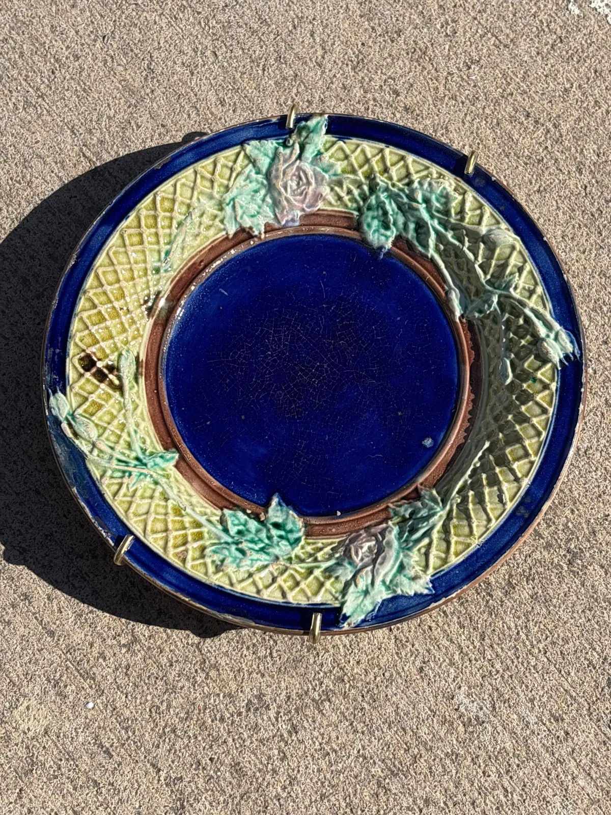 Small Round Blue Majolica Plate With Green Ivy 1