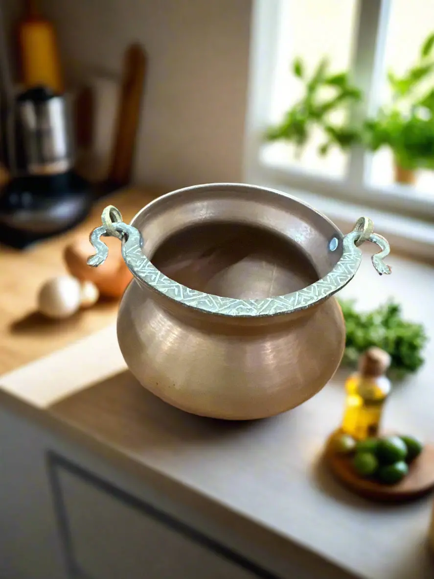 Small Copper Cauldron With Handle 1