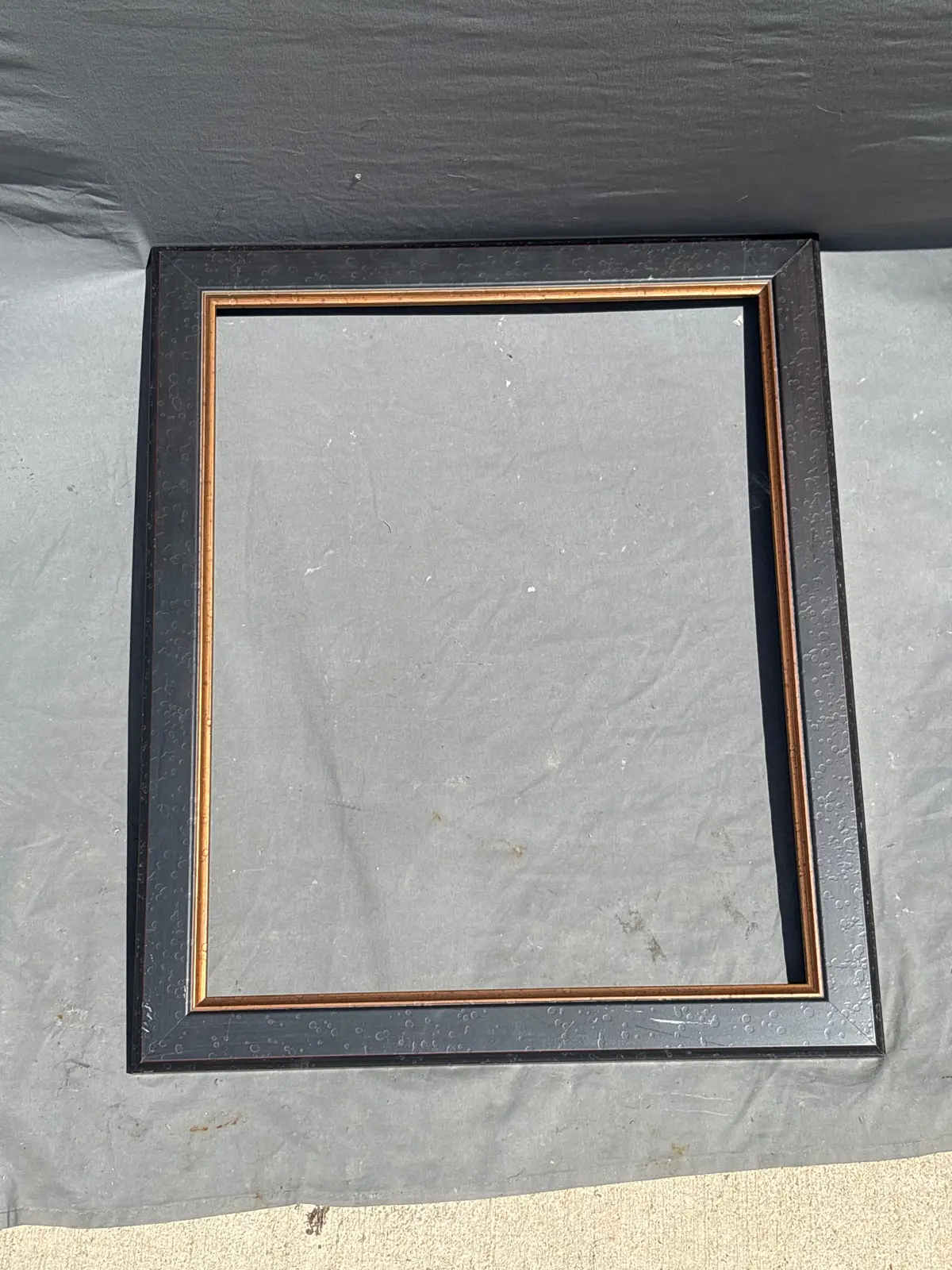 Simple Black Frame With Gold Linen 1