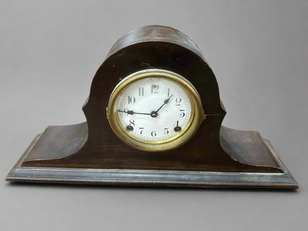 Oak Mantle Clock With Key 1