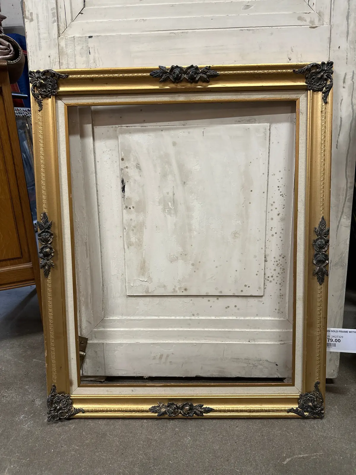 Thin Gold Frame With Linen 1