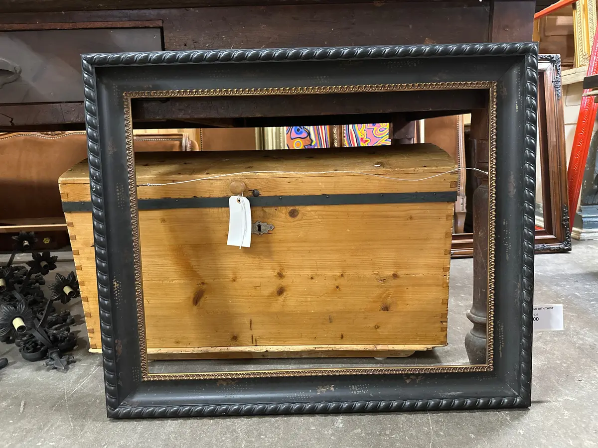 Black Frame With Twist Trim 1