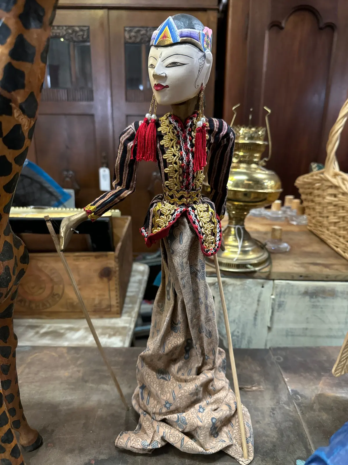 Polynesian Lady Statue Puppet 1