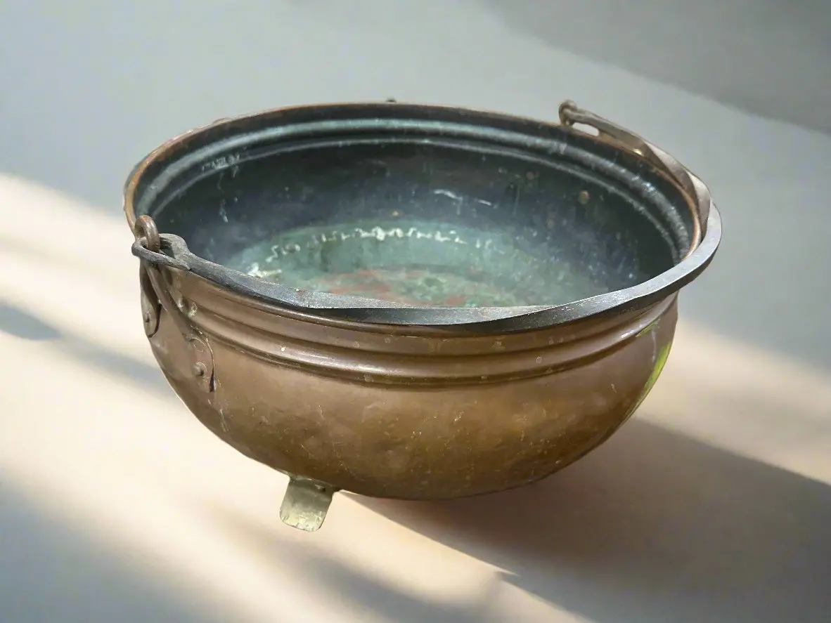 Large Low Copper Pot With Iron Handle 1