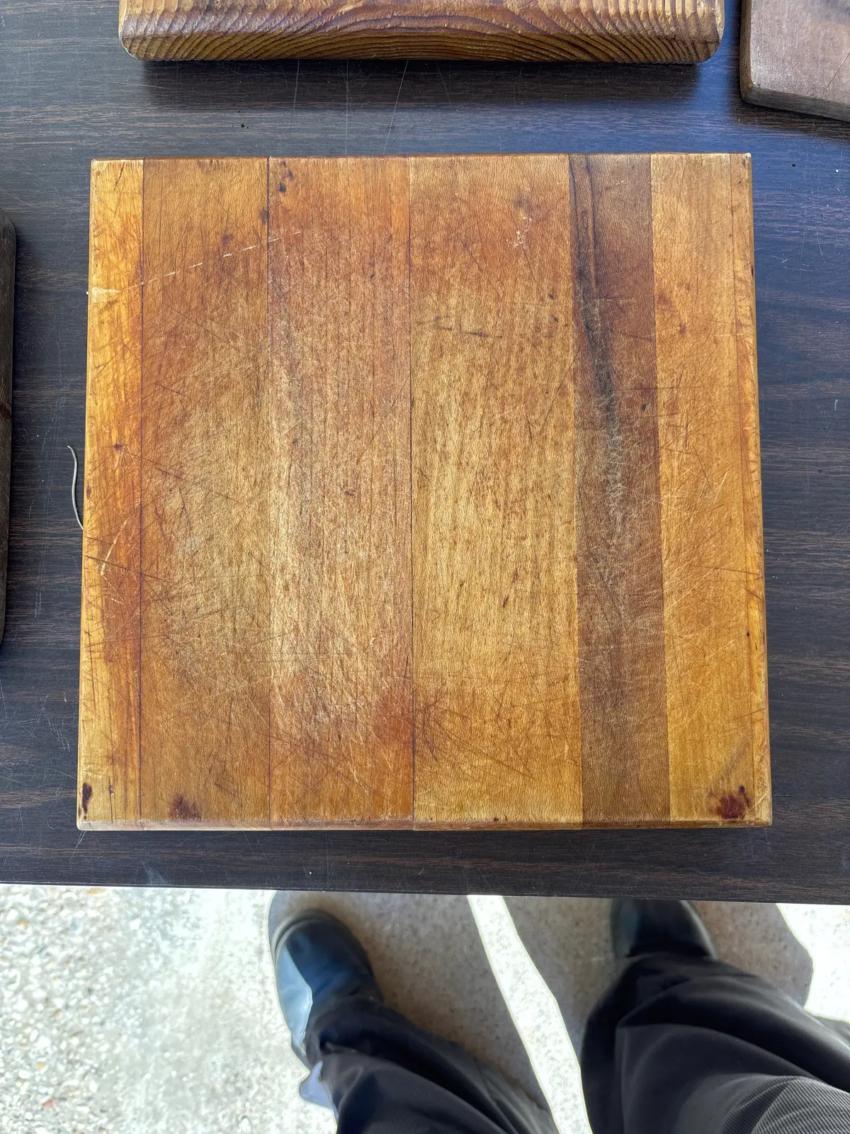 Square Beech Wood Cutting Board With Rubber Feet 1