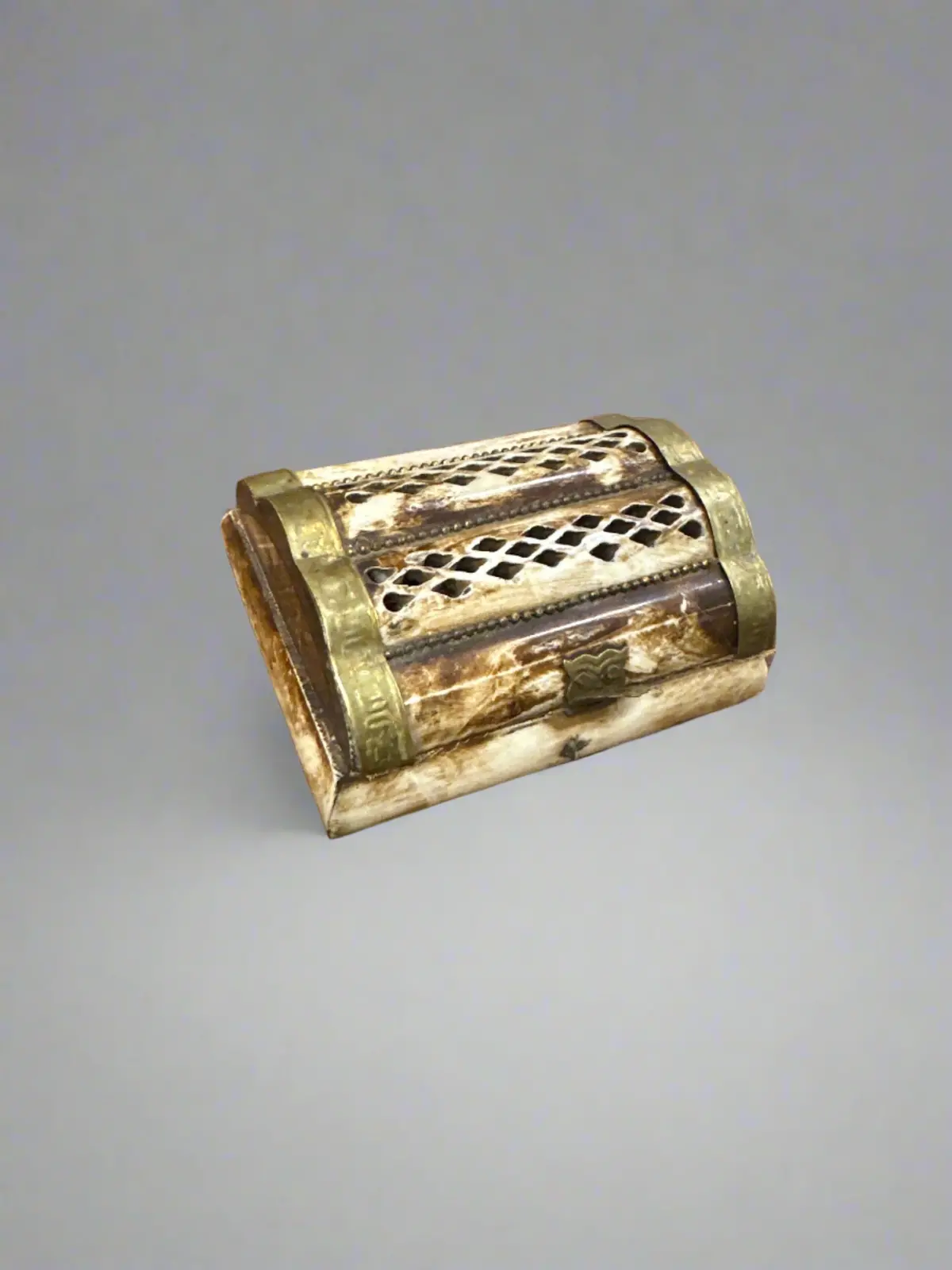 Small Bone Box With Lid 1