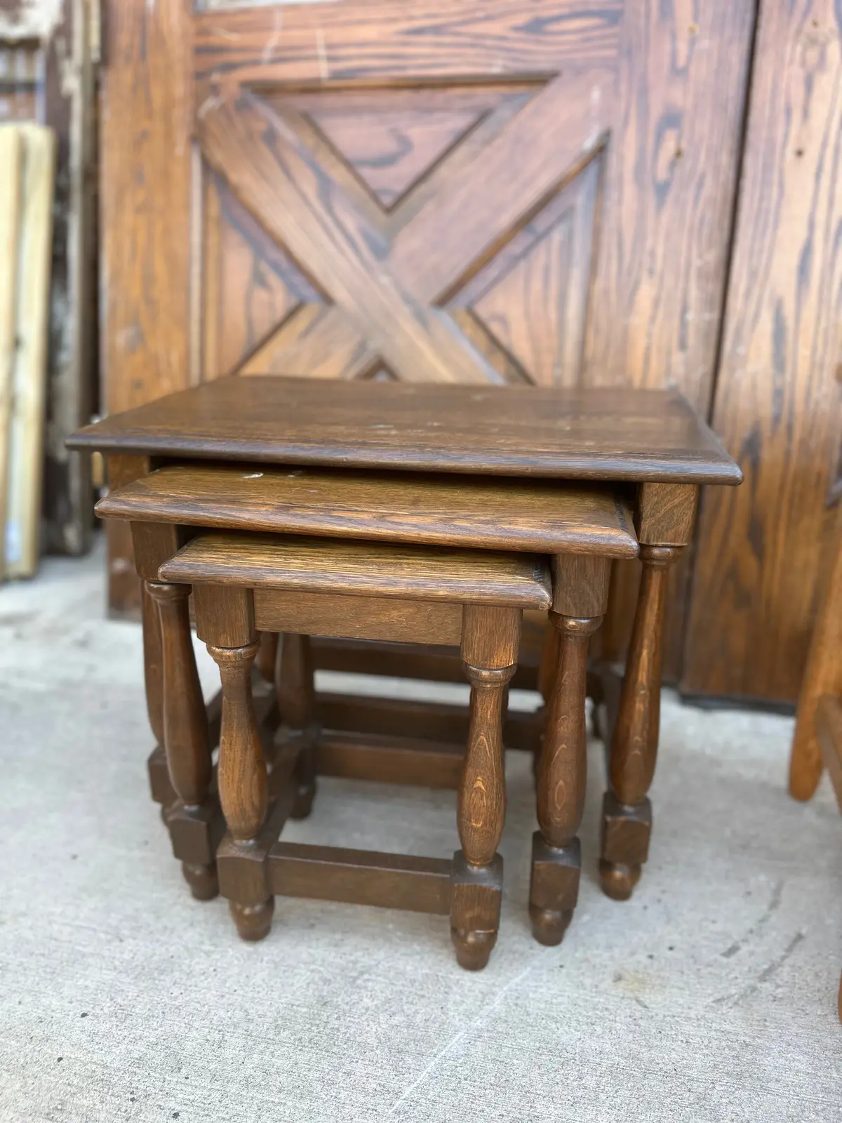 Set Of 3 Oak Turned Leg Nesting Tables 1