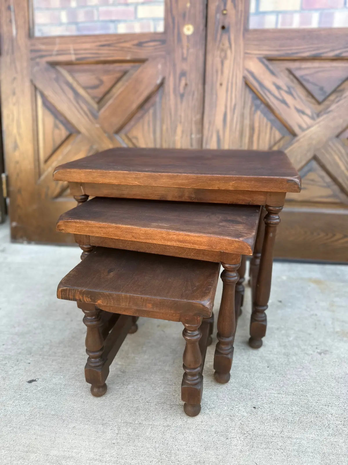 Set Of 3 Turned Leg Alder Nesting Tables 1