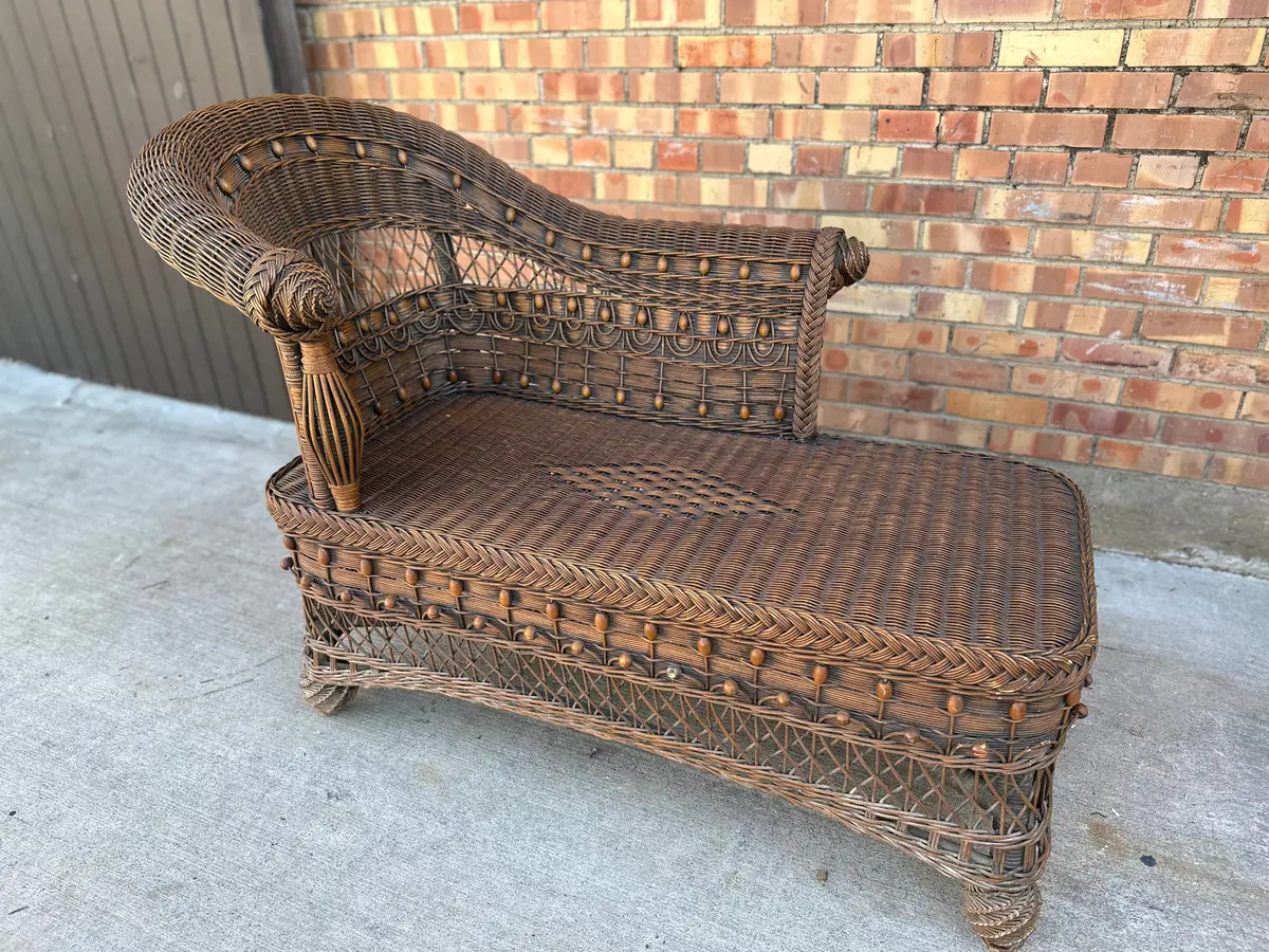 Small Wicker Chaise 1