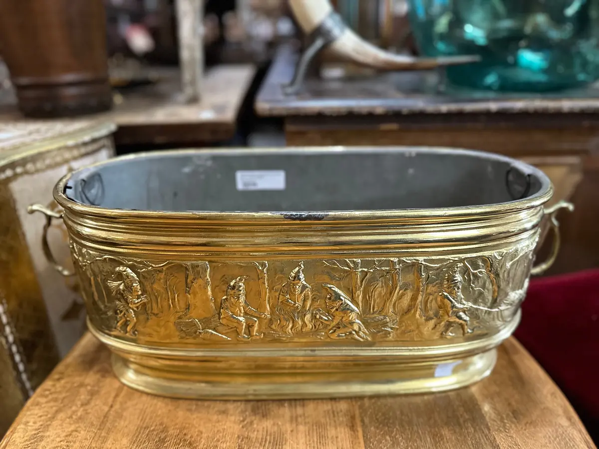 Brass Oval Gnomes Planter With Zinc Insert 1