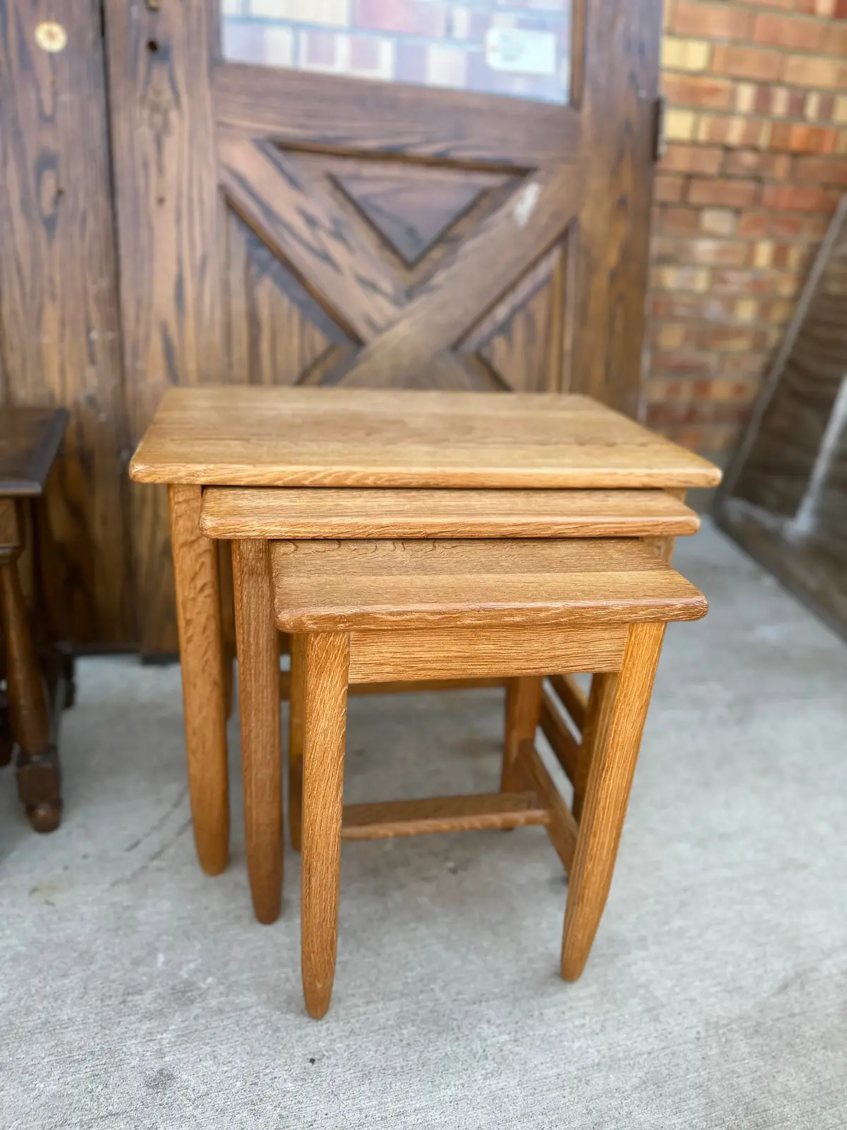 Set Of 3 Oak Nesting Tables Tapered Leg 1