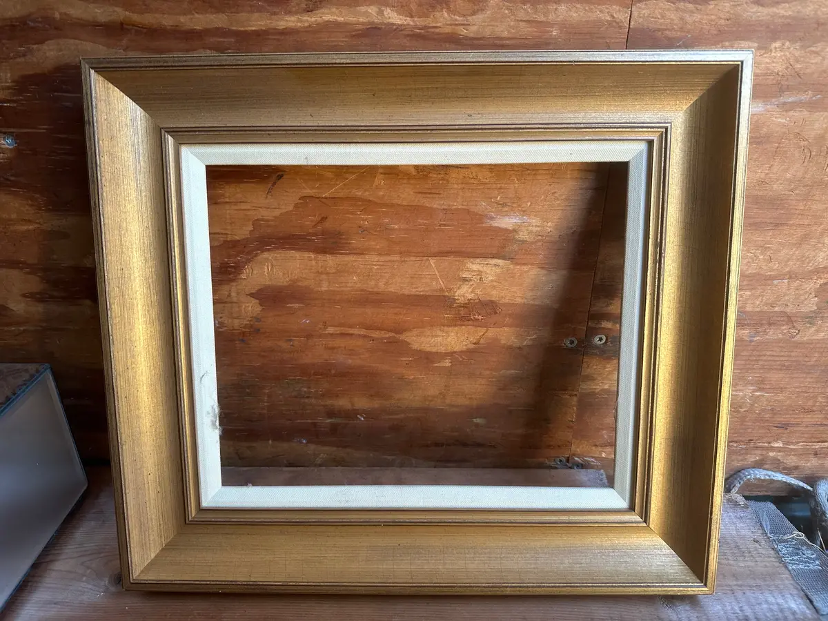 Small Gilt Frame With Thin Linen Filet 1