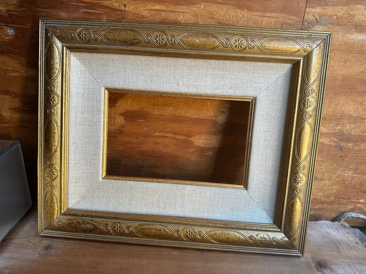 Small Gilt Frame With Wide Linen Filet 1