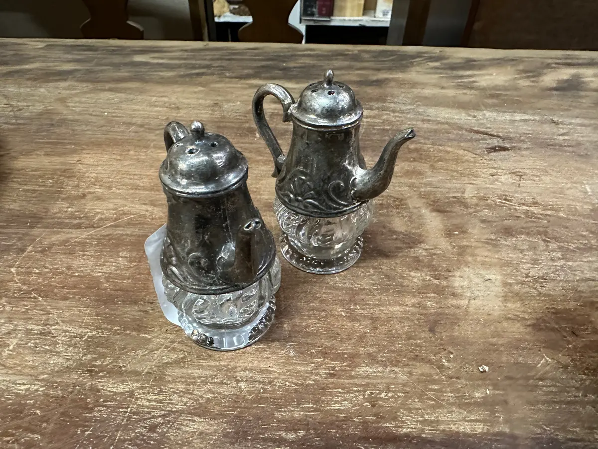 Pair Silver And Glass Salt And Pepper Shaker 1