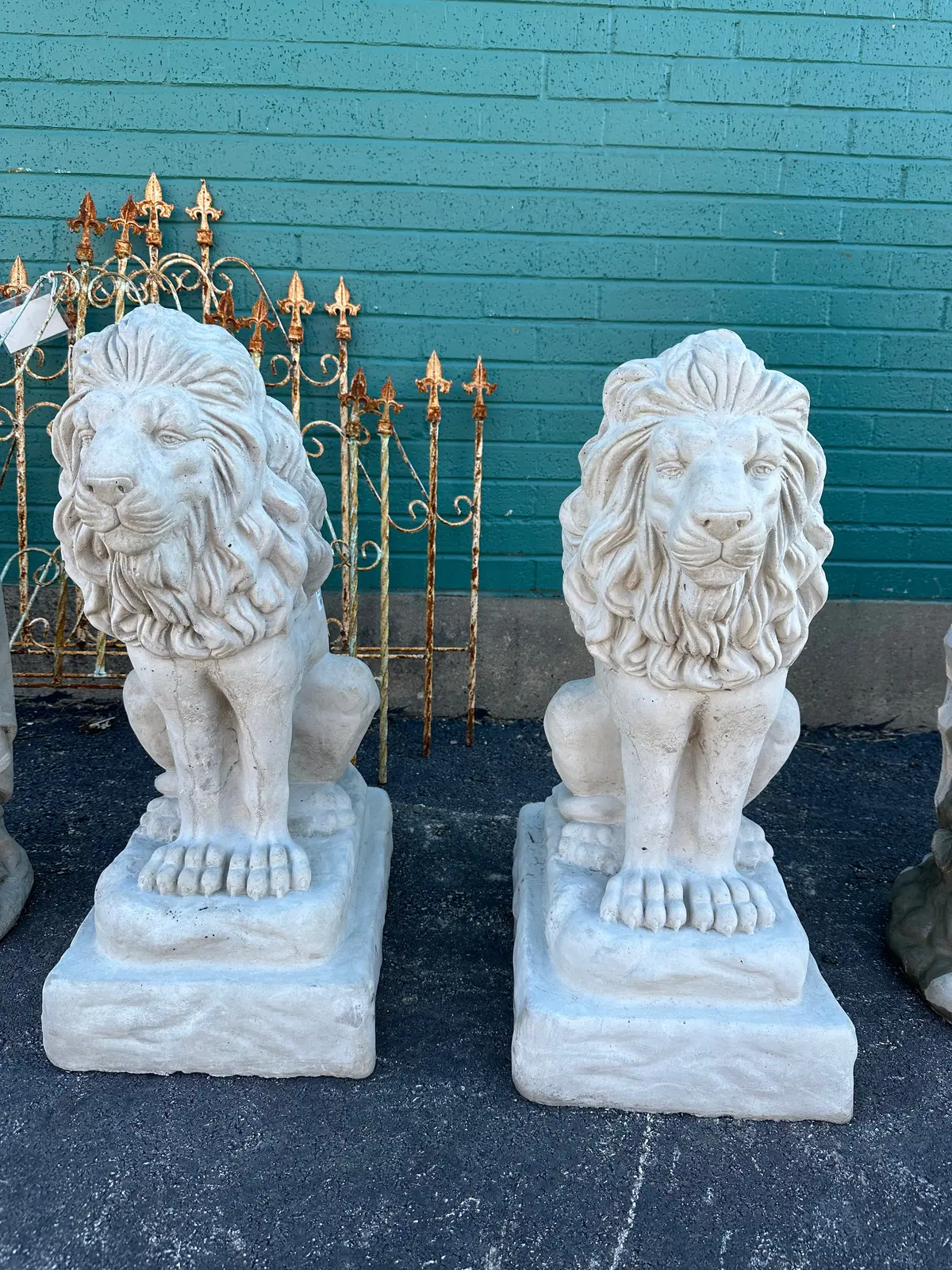 Pair Lion Statues On Rustic Base 1