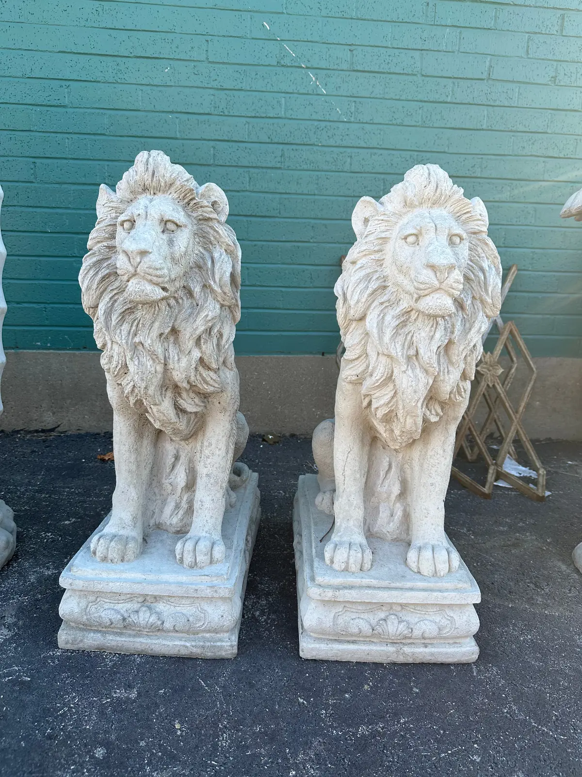 Pair Lion Statues On Fancy Base 1