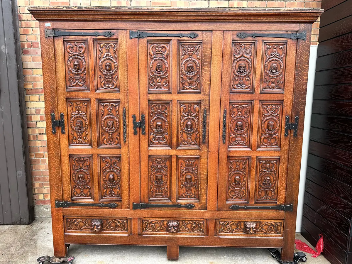 Large 3 Door Oak Cabinet With Heads 1