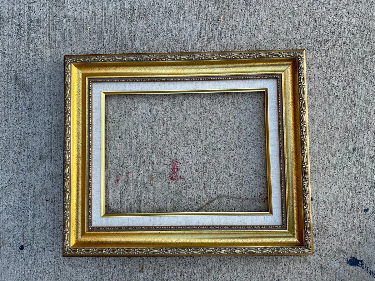 Small Gilt Frme With Laureling And Linen Filet 1