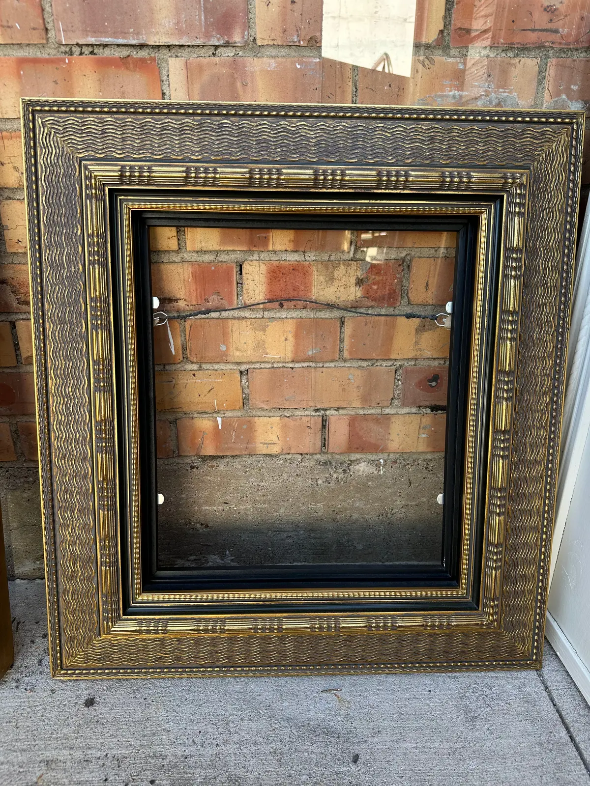 Gilt Frame With Wavy Texture 1