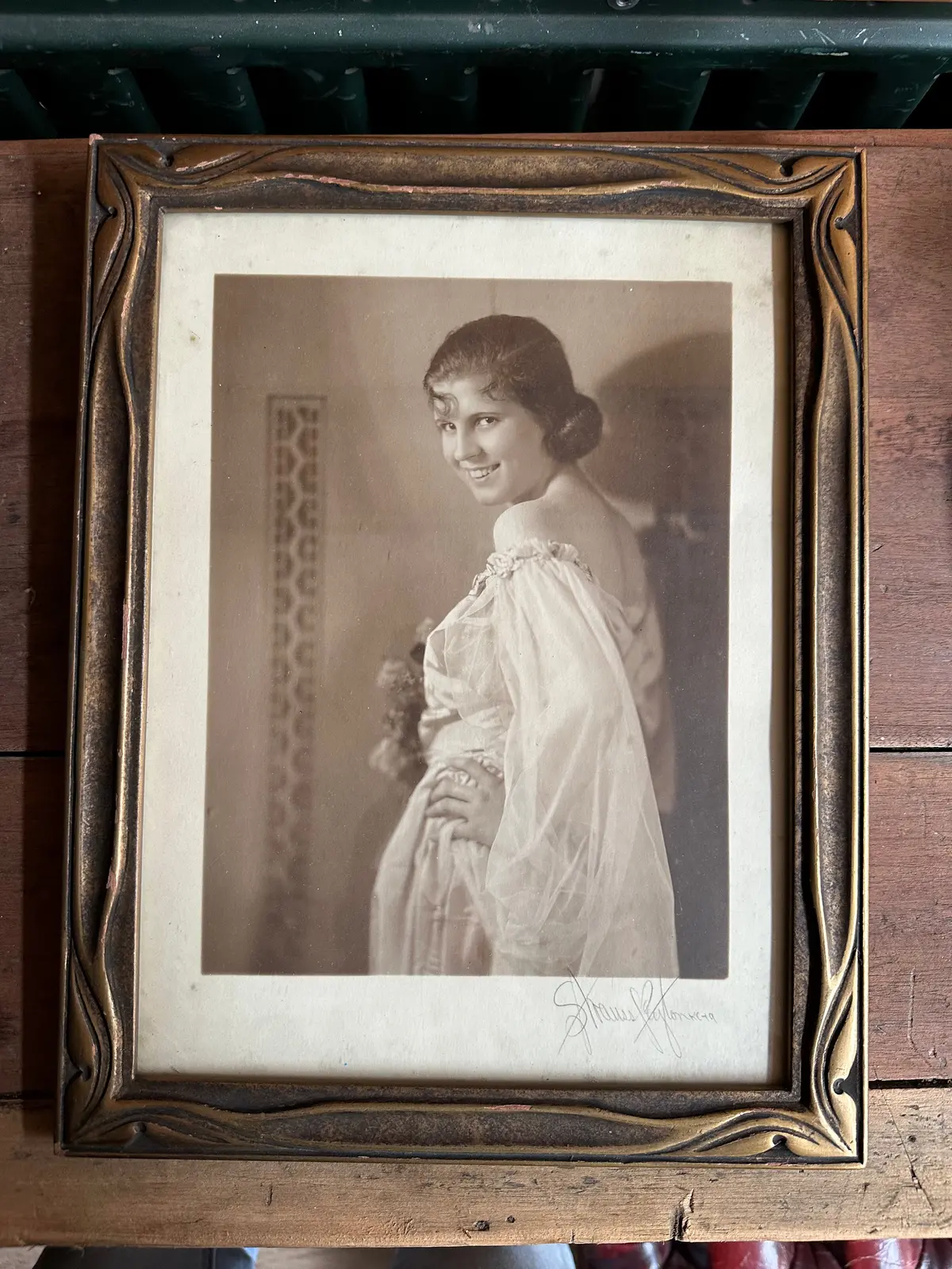 Small Giltwood Carved Frame 1