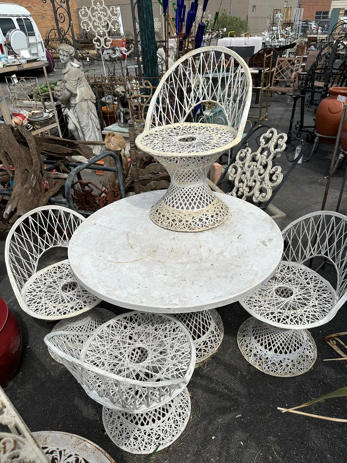 Woodard  Fiberglass Round Table And Chairs 1