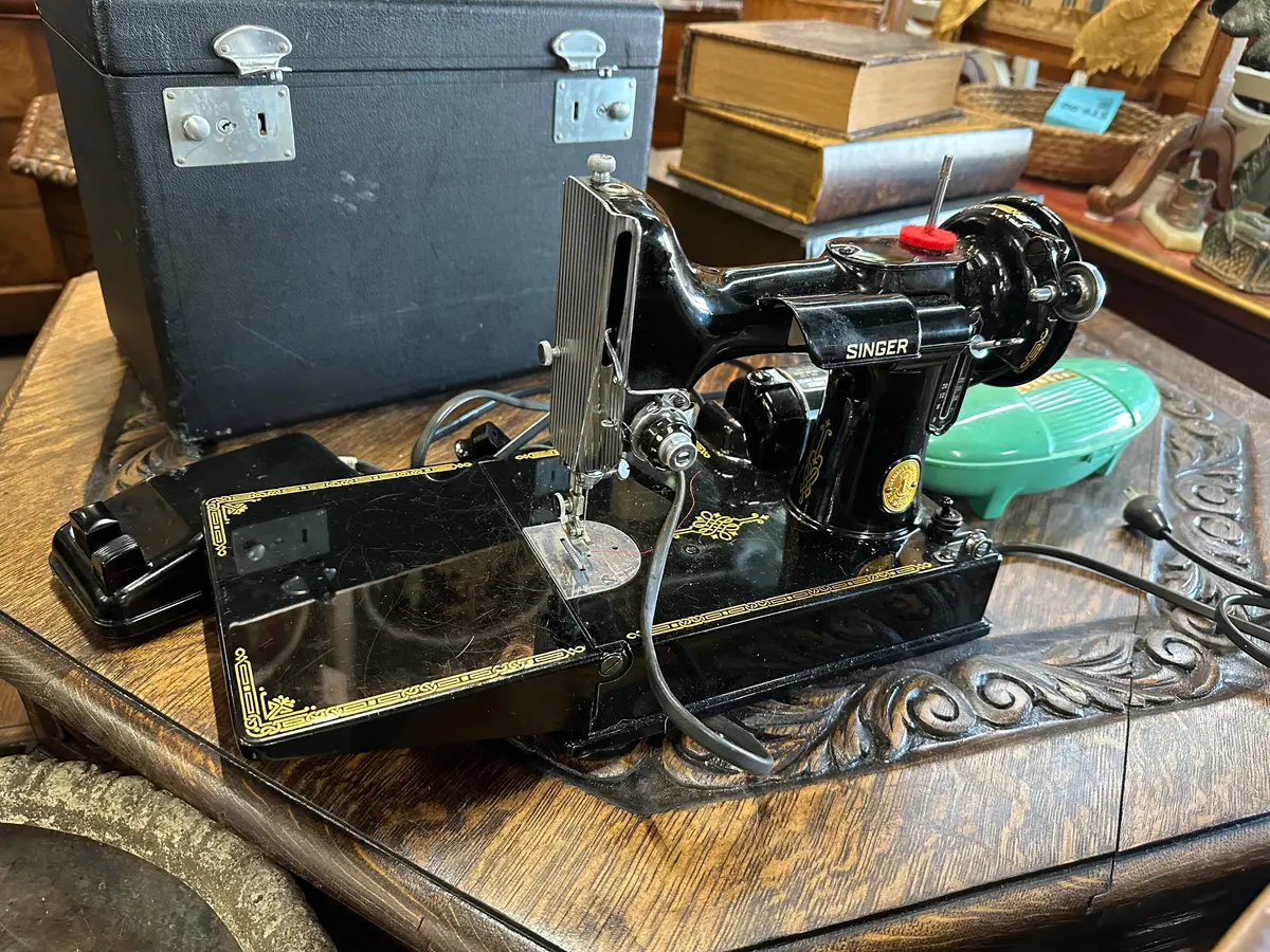 Singer Featherlight Sewing Machine In Case 1