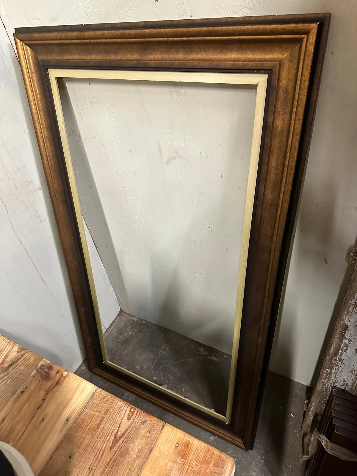 Large Black/Gold Frame With Linen Filet 1
