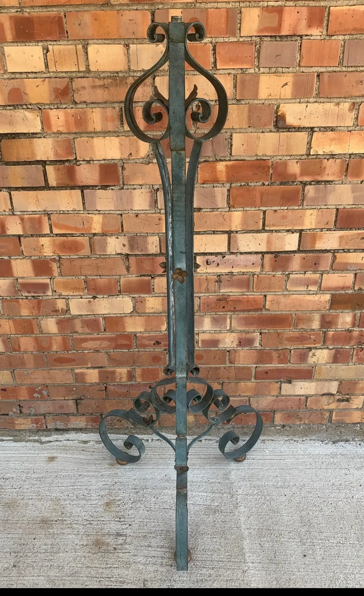 Green Metal Lamp Stand 1