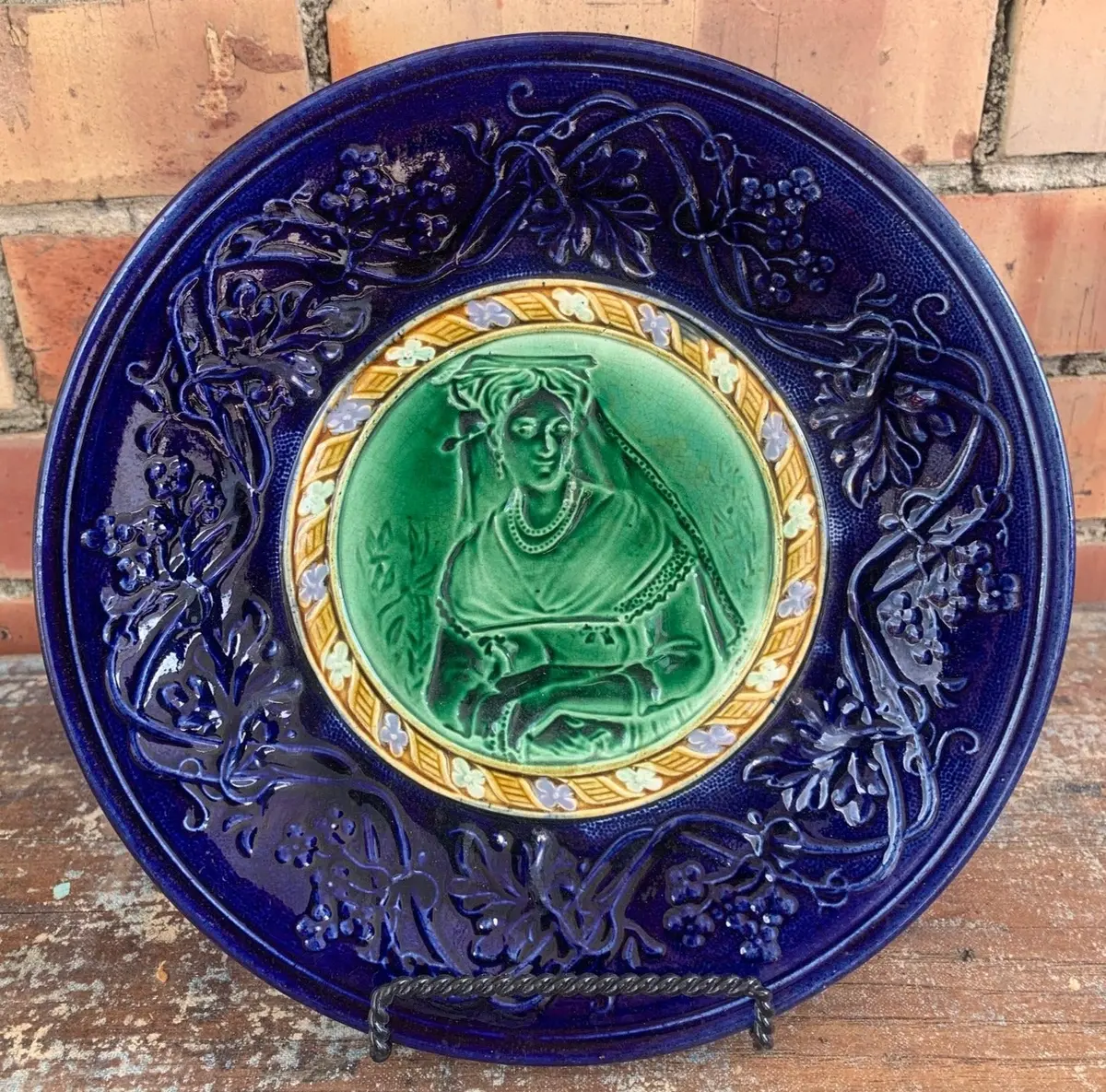Elizabethan Lady Majolica Plate With Cobalt Border 1
